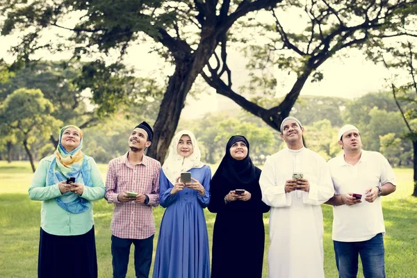 Muslimische Freunde Nutzen Soziale Medien — Stockfoto