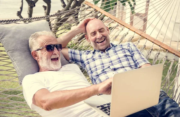 Senior Mannen Ontspannen Een Hangmat — Stockfoto