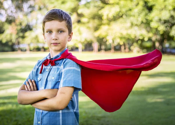Niño Superhéroe Con Las Manos Cruzadas Con Una Capa Roja — Foto de Stock