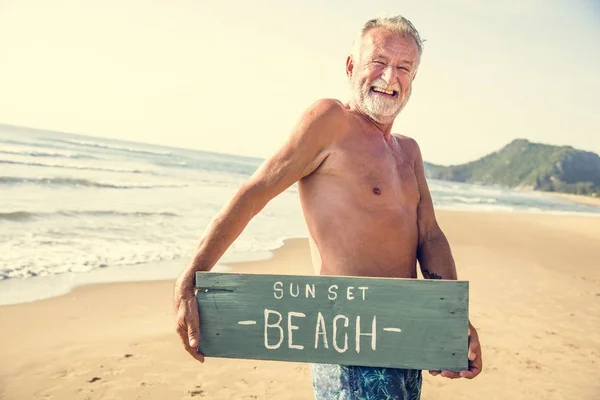Senior Mannen Hålla Upp Skylt Stranden — Stockfoto