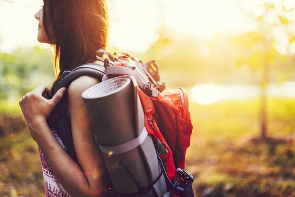 Menina Viajando Sozinha Com Sua Mochila — Fotografia de Stock