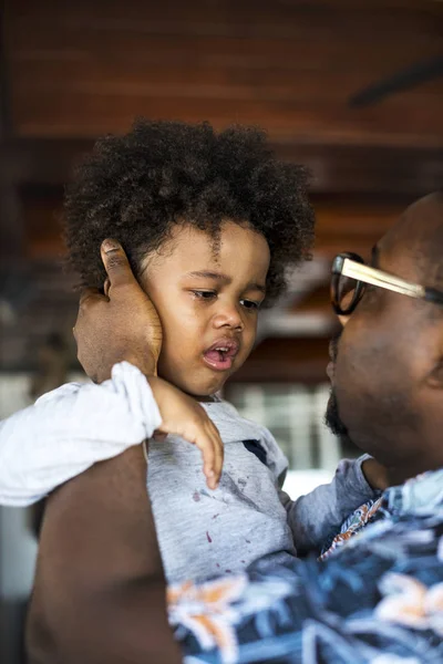 Afrikanska Pappa Lugnande Ett Gråtande Barn — Stockfoto