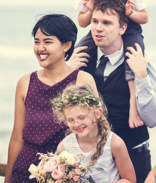 Pessoas Que Frequentam Uma Cerimônia Casamento Praia — Fotografia de Stock