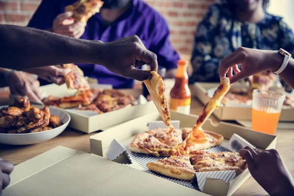 Amigos Comendo Pizza Juntos Casa — Fotografia de Stock