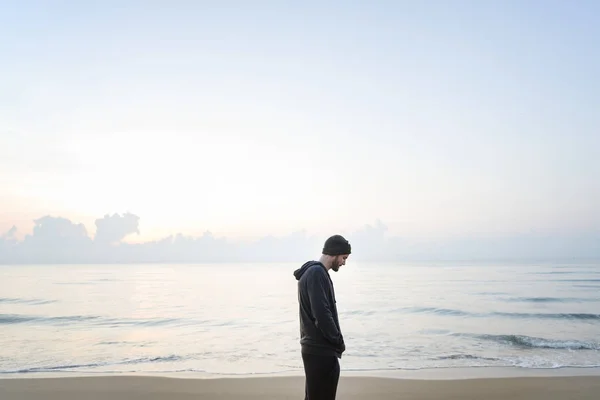 Homem Caminhando Solidão Praia — Fotografia de Stock