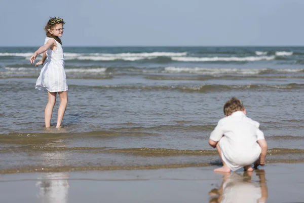 Bruder Und Schwester Genießen Ein Strand — Stockfoto