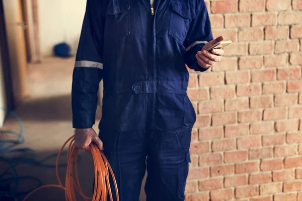elektrikçi akıllı telefon ve evde duran kablolar ile kırpılmış atış
