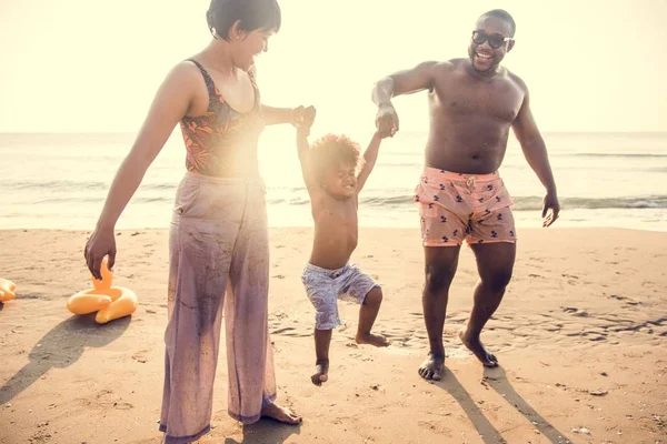 Família Africana Desfrutando Praia — Fotografia de Stock