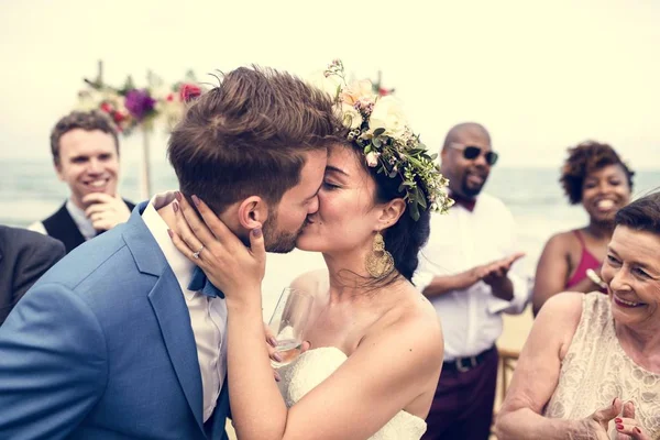 Dia Casamento Jovem Casal Caucasiano — Fotografia de Stock
