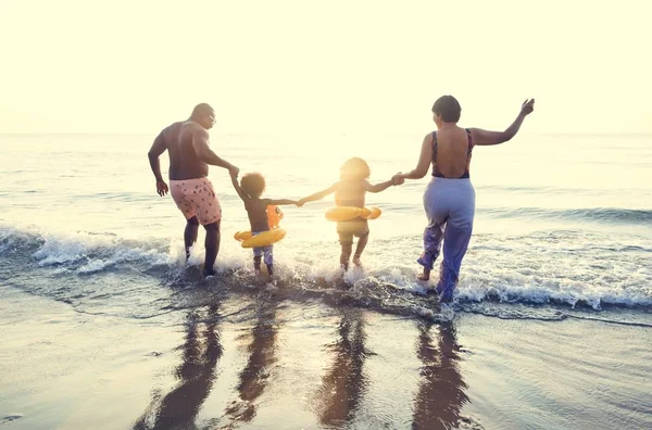 Família Negra Divertindo Praia — Fotografia de Stock