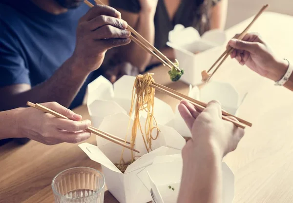 Vänner Äta Chow Mein Tillsammans — Stockfoto