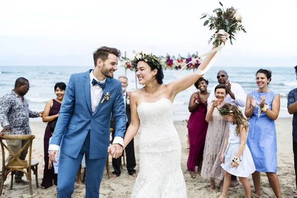 Hochzeitstag Des Jungen Kaukasischen Paares — Stockfoto