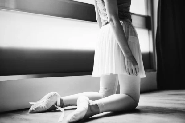 Kaukaski Kobieta Praktykuje Balet — Zdjęcie stockowe