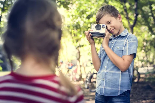 Chłopiec Przy Użyciu Kamery Vintage — Zdjęcie stockowe