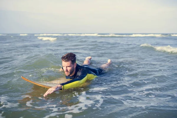 Surfista Remando Pela Água — Fotografia de Stock