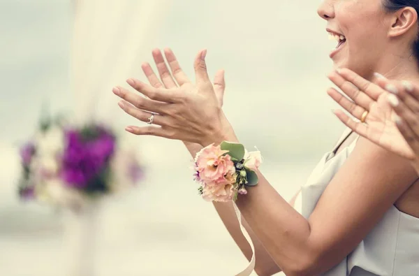 Invitados Boda Aplaudiendo Novia Novio —  Fotos de Stock