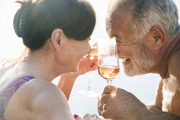 Casal Sênior Beber Prosecco Uma Piscina — Fotografia de Stock