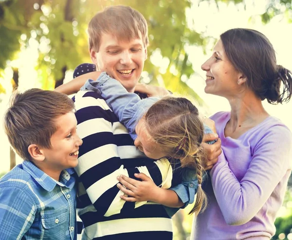 Famiglia Diverte Nel Parco — Foto Stock