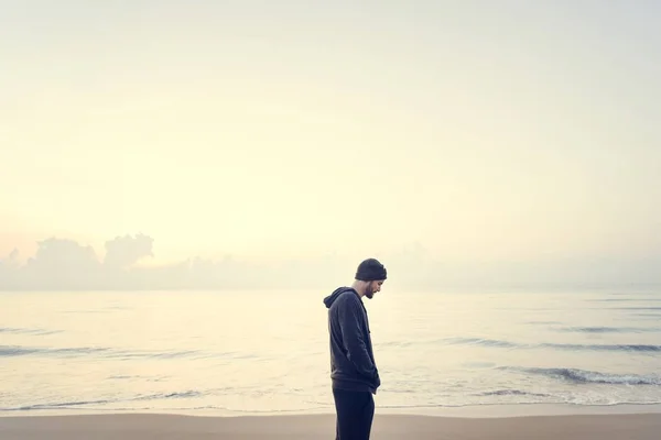 Человек Идущий Одиночестве Пляже — стоковое фото
