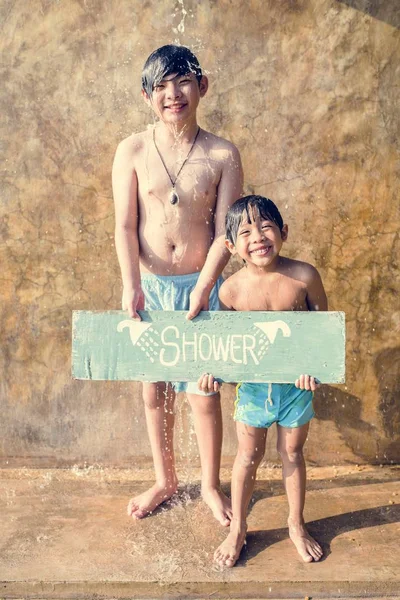 Meninos Tomando Banho Uma Piscina — Fotografia de Stock