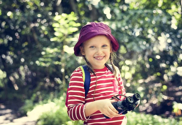 Potret Gadis Kecil Tersenyum Memegang Teropong Hutan — Stok Foto