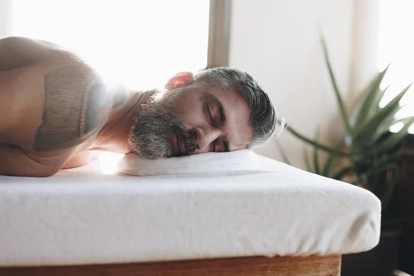 Homem Relaxante Com Tratamento Spa — Fotografia de Stock