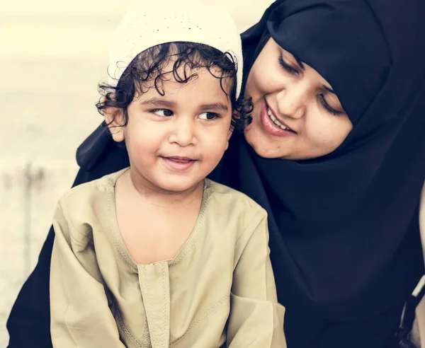 Muslimi Äiti Hänen Poikansa — kuvapankkivalokuva