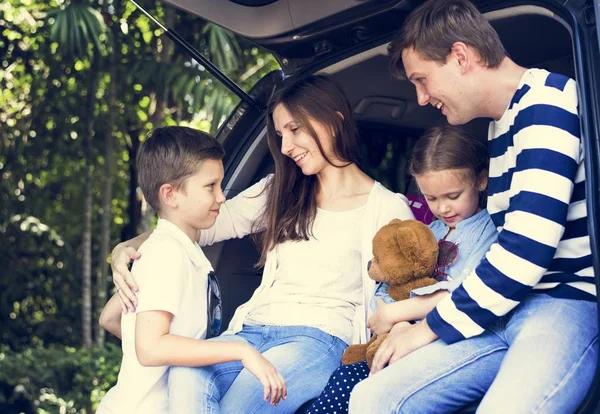 Parents Children Sitting Car Trunk Family Car Family Going Trip — Stock Photo, Image