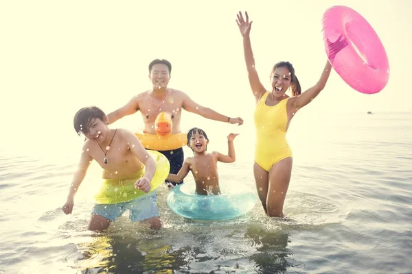 Famiglia Asiatica Spiaggia — Foto Stock