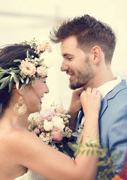 Jovem Casal Uma Cerimônia Casamento Praia — Fotografia de Stock