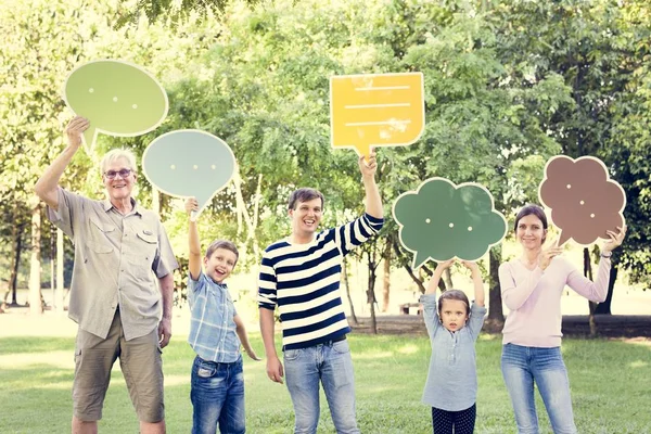 Familia Feliz Sosteniendo Burbujas Del Habla —  Fotos de Stock