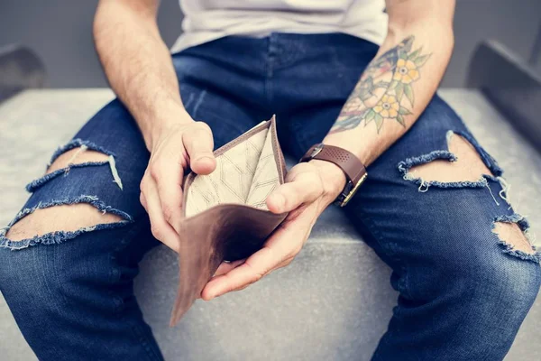 Brazo Con Tatuaje Sosteniendo Cartera Vacía — Foto de Stock