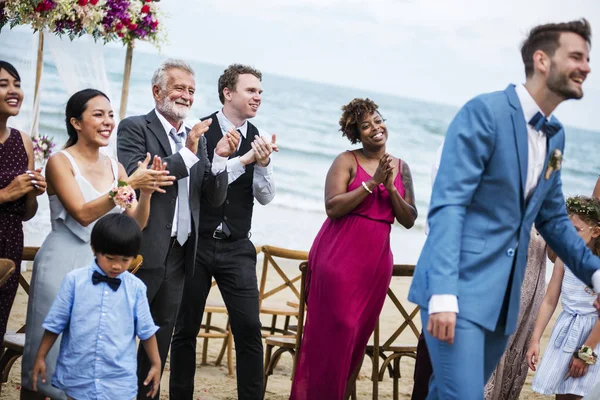 Bruiloft Gasten Klappen Voor Bruid Bruidegom — Stockfoto