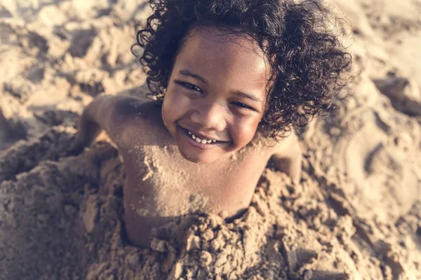 Маленький Хлопчик Грає Піску — стокове фото