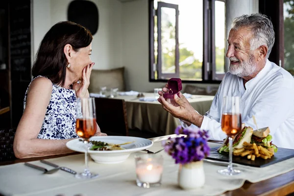 Olgun erkek bir kadınla evlenme teklif