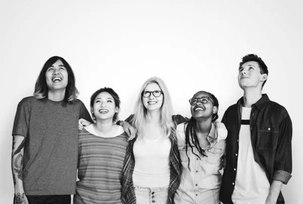 Diversos Amigos Brazos Alrededor Sonriendo — Foto de Stock