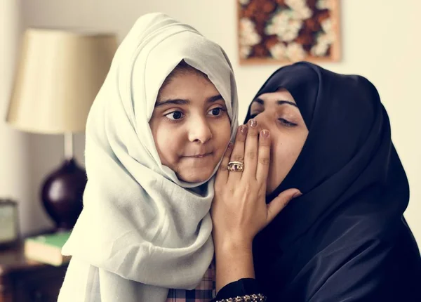 Doce Mãe Filha Muçulmana — Fotografia de Stock