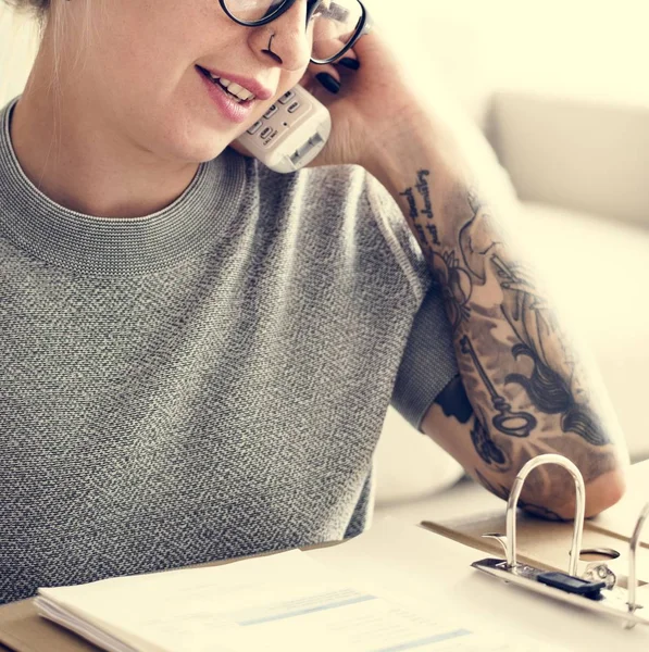 Cropped Shot Tattooed Woman Talking Phone — Stock Photo, Image