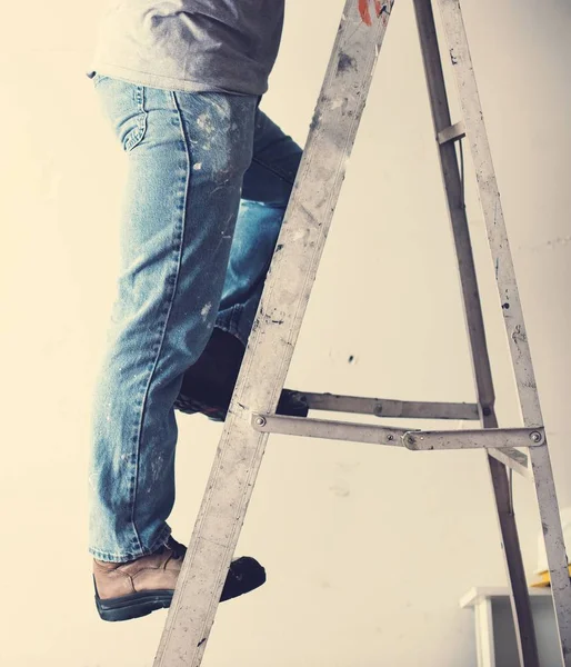 Tamirci inşaat aletlerini yeniliyor.