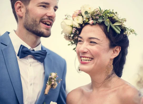 Sahilde düğün töreninde genç çift