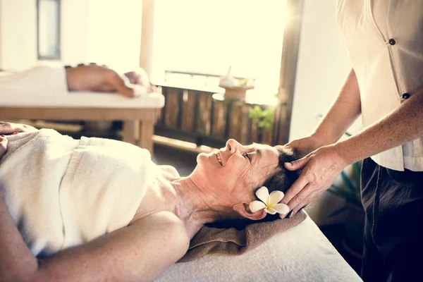 Terapeuta Messaggio Femminile Che Massaggio Una Spa — Foto Stock