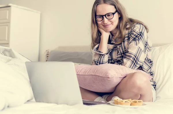 Ευτυχισμένη Νεαρή Γυναίκα Που Χρησιμοποιεί Φορητό Υπολογιστή Στο Κρεβάτι — Φωτογραφία Αρχείου