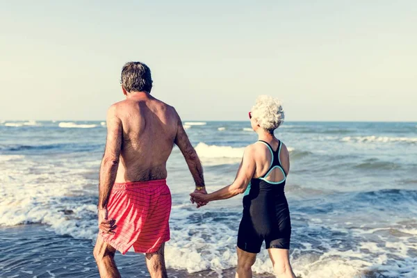 Yaz aylarında plaj keyfi kıdemli arkadaşlar