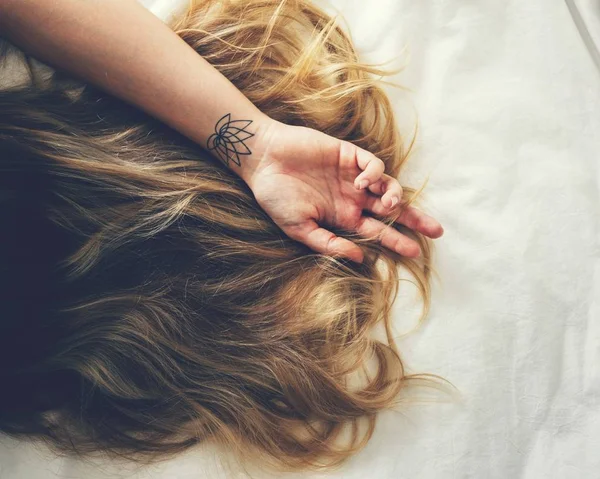 Περικομμένη Εικόνα Γυναίκα Ξανθά Μακριά Μαλλιά Ξαπλωμένος Στο Κρεβάτι — Φωτογραφία Αρχείου