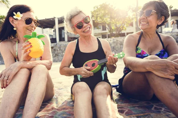 Senior Vänner Att Kul Stranden — Stockfoto