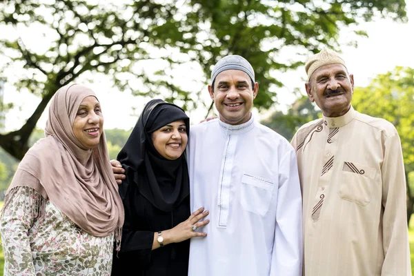Мусульманської Родини Маючи Добре Провести Час Відкритому Повітрі — стокове фото