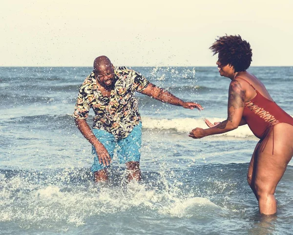 Denizde oynayan mutlu çift