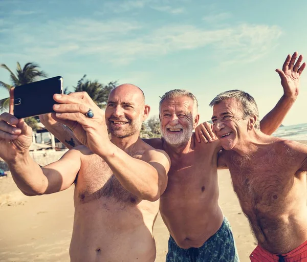Senioren Freunde Amüsieren Sich Strand — Stockfoto