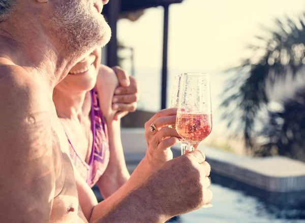 Seniorenpaar Trinkt Prosecco Schwimmbad — Stockfoto