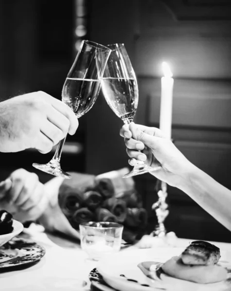 ロマンチックなディナーの席で乾杯を作るカップル — ストック写真